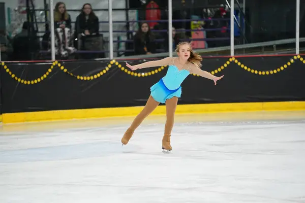2021年2月26日 身穿漂亮蓝色连衣裙的年轻女子参加了獾州冬季冰上滑冰比赛 — 图库照片