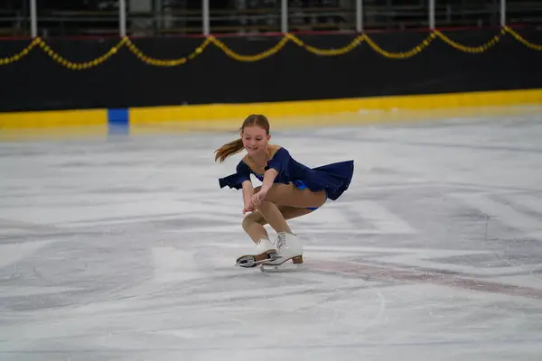 2021年2月26日 身穿漂亮蓝色连衣裙的年轻亚洲女子参加了獾州冬奥会滑冰比赛 — 图库照片