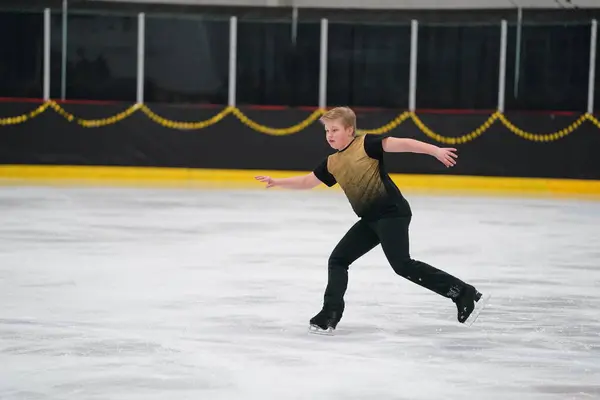 米国ウィスコンシン州モシニア 2021年2月26日 若い10代の男の子は より悪い州の冬のゲームアイススケート競技に参加しました — ストック写真