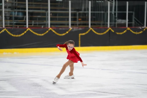 米国ウィスコンシン州モシニア 2021年2月26日 美しい赤いドレスの若い成人女性がより悪い州の冬のゲームアイススケート競技に参加しました — ストック写真