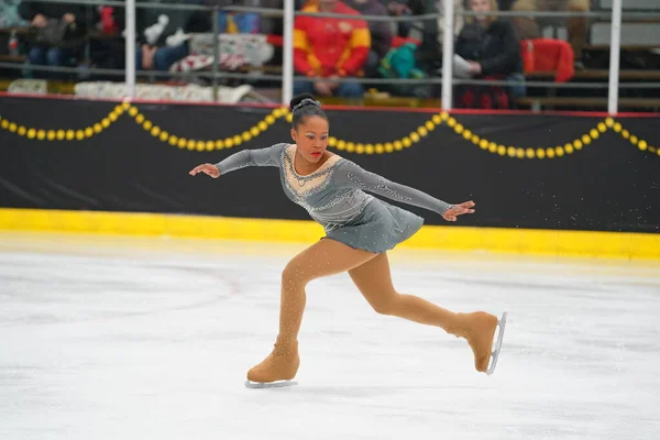 2021年2月26日 身穿漂亮灰色连衣裙的非洲裔美国成年女子参加了獾州冬奥会滑冰比赛 — 图库照片