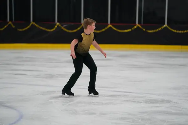 米国ウィスコンシン州モシニア 2021年2月26日 若い10代の男の子は より悪い州の冬のゲームアイススケート競技に参加しました — ストック写真