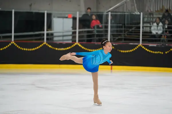 米国ウィスコンシン州モシニア 2021年2月26日 美しい青いドレスの若いアジアの女性が より悪い州の冬のゲームアイススケート競技に参加しました — ストック写真