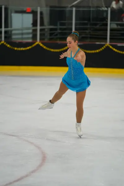 米国ウィスコンシン州モシニア 2021年2月26日 美しい青いドレスの大人の女性がより悪い州の冬のゲームアイススケート競技に参加しました — ストック写真