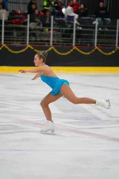 米国ウィスコンシン州モシニア 2021年2月26日 美しい青いドレスの大人の女性がより悪い州の冬のゲームアイススケート競技に参加しました — ストック写真