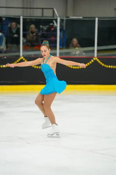 모시네 위스콘신 2021년 26일 아름다운 드레스를 여성이 아이스 스케이팅 대회에 — 스톡 사진