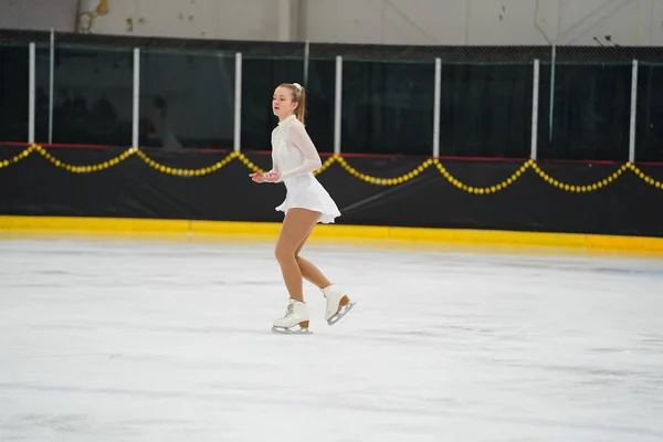米国ウィスコンシン州モシニア 2021年2月26日 美しい白いドレスの若い成人女性がより悪い州の冬のゲームアイススケート競技に参加しました — ストック写真