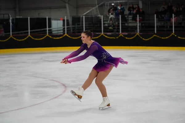 2021年2月26日 身穿漂亮紫色连衣裙的年轻成年女子参加了獾州冬季冰上滑冰比赛 — 图库照片