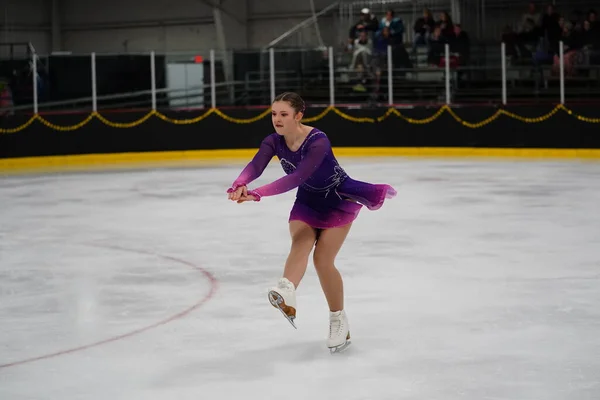2021年2月26日 身穿漂亮紫色连衣裙的年轻成年女子参加了獾州冬季冰上滑冰比赛 — 图库照片