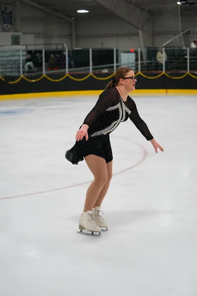 2021年2月26日 身穿漂亮黑色连衣裙的少女参加了獾州冬奥会滑冰比赛 — 图库照片