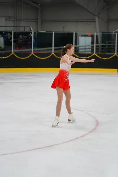 2021年2月26日 身穿漂亮红色连衣裙的年轻女子参加了獾州冬季冰上滑冰比赛 — 图库照片
