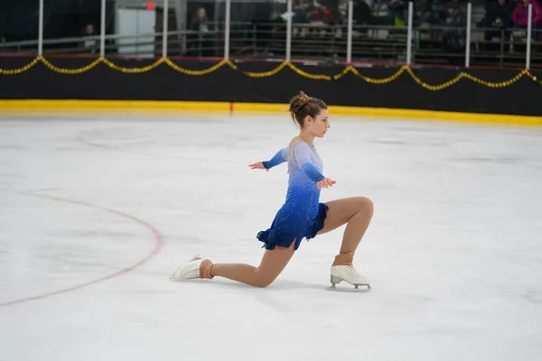 2021年2月26日 身穿漂亮蓝色连衣裙的年轻成年女子参加了獾州冬季冰上滑冰比赛 — 图库照片