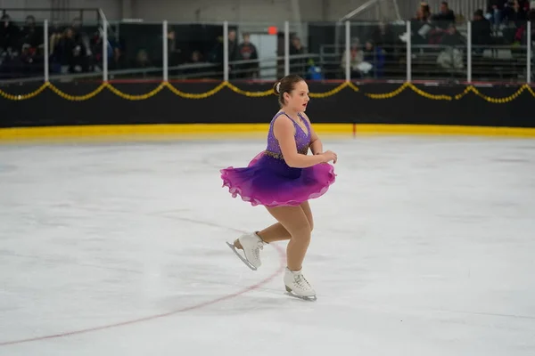 2021年2月26日 身穿漂亮紫色衣服的年轻高加索少女参加了獾州冬奥会滑冰比赛 — 图库照片