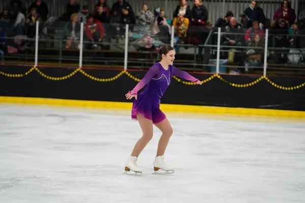 米国ウィスコンシン州モシニア 2021年2月26日 美しい紫色のドレスの大人の女性がより悪い州の冬のゲームアイススケート競技に参加しました — ストック写真