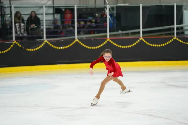 米国ウィスコンシン州モシニア 2021年2月26日 美しい赤いドレスの大人の女性は より悪い州の冬のゲームアイススケート競技に参加しました — ストック写真