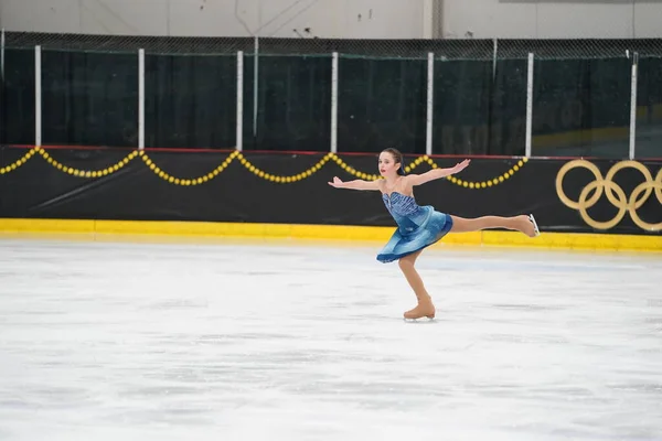 2021年2月26日 身穿漂亮蓝色连衣裙的年轻女子参加了獾州冬季冰上滑冰比赛 — 图库照片
