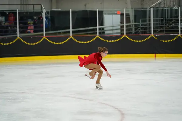 2021年2月26日 身穿漂亮红色连衣裙的成年女子参加了獾州冬季冰上滑冰比赛 — 图库照片