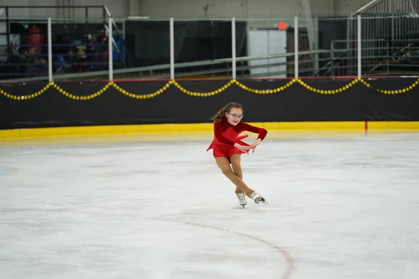2021年2月26日 身穿漂亮红色连衣裙的成年女子参加了獾州冬季冰上滑冰比赛 — 图库照片