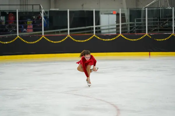 米国ウィスコンシン州モシニア 2021年2月26日 美しい赤いドレスの大人の女性は より悪い州の冬のゲームアイススケート競技に参加しました — ストック写真