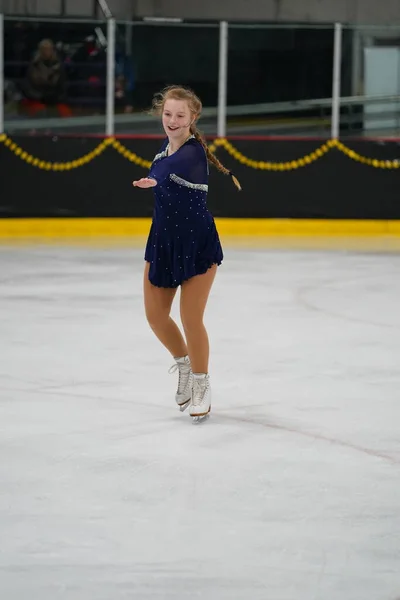 2021年2月26日 身穿漂亮蓝色连衣裙的成年女子参加了獾州冬季冰上滑冰比赛 — 图库照片