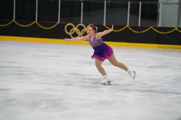 2021年2月26日 身穿漂亮紫色衣服的成年女子参加了獾州冬季冰上滑冰比赛 — 图库照片