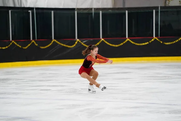 2021年2月26日 身穿漂亮红色连衣裙的年轻成年女子参加了獾州冬奥会滑冰比赛 — 图库照片