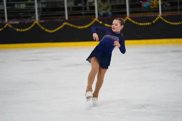 米国ウィスコンシン州モシニア 2021年2月26日 美しいカラフルなドレスの若い成人女性がより悪い州の冬のゲームアイススケート競技に参加しました — ストック写真