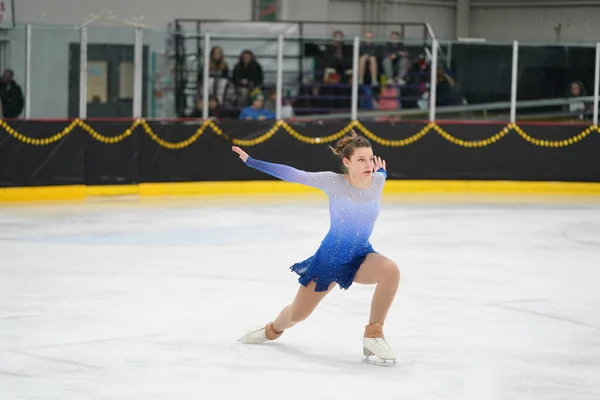 2021年2月26日 身穿漂亮蓝色连衣裙的年轻成年女子参加了獾州冬季冰上滑冰比赛 — 图库照片