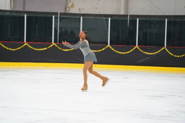 2021年2月26日 身穿漂亮灰色连衣裙的非洲裔美国成年女子参加了獾州冬奥会滑冰比赛 — 图库照片