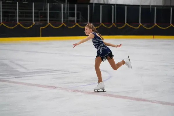 米国ウィスコンシン州モシニア 2021年2月26日 美しいドレスの若い成人女性がより悪い州の冬のゲームアイススケート競技に参加しました — ストック写真