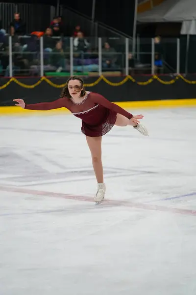 2021年2月26日 身穿漂亮红色连衣裙的年轻成年女子参加了獾州冬奥会滑冰比赛 — 图库照片