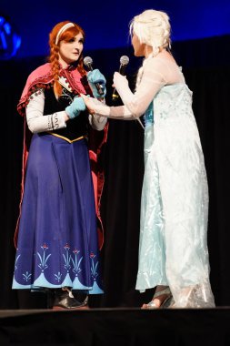 Milwaukee, Wisconsin ABD - 13 Şubat 2020: Marvel kostümleri, DC çizgi roman kostümleri, anime ve manga kostümleri giyip Milwaukee maskeli balo yarışmasına katılan insanlar