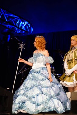 Milwaukee, Wisconsin ABD - 13 Şubat 2020: Marvel kostümleri, DC çizgi roman kostümleri, anime milwaukee maskeli balo yarışmasına katılan kadınlar