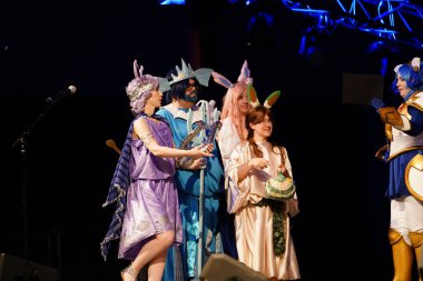 Milwaukee, Wisconsin ABD - 13 Şubat 2020: Marvel kostümleri, DC çizgi roman kostümleri, anime ve manga kostümleri giyip Milwaukee maskeli balo yarışmasına katılan insanlar