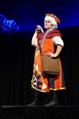 Milwaukee, Wisconsin ABD - 13 Şubat 2020: Marvel kostümleri, DC çizgi romanları, anime milwaukee maskeli balo yarışmasına katılan kadın kostümleri ve manga kostümleri.