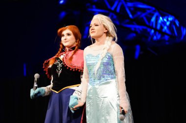 Milwaukee, Wisconsin ABD - 13 Şubat 2020: Marvel kostümleri, DC çizgi romanları, anime milwaukee maskeli balo yarışmasına katılan kadın kostümleri ve manga kostümleri.