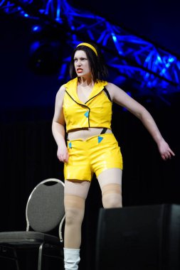 Milwaukee, Wisconsin ABD - 13 Şubat 2020: Marvel kostümleri, DC çizgi romanları, anime milwaukee maskeli balo yarışmasına katılan kadın kostümleri ve manga kostümleri.