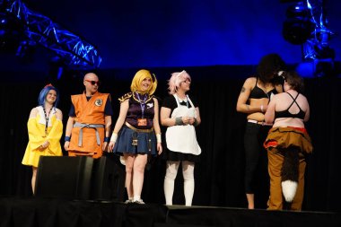 Milwaukee, Wisconsin ABD - 13 Şubat 2020: Marvel kostümleri, DC çizgi roman kostümleri, anime ve manga kostümleri giyip Milwaukee maskeli balo yarışmasına katılan insanlar