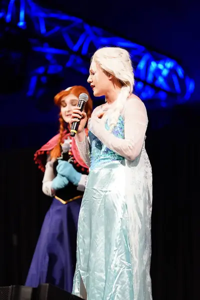 Milwaukee, Wisconsin ABD - 13 Şubat 2020: Marvel kostümleri, DC çizgi roman kostümleri, anime ve manga kostümleri giyip Milwaukee maskeli balo yarışmasına katılan insanlar