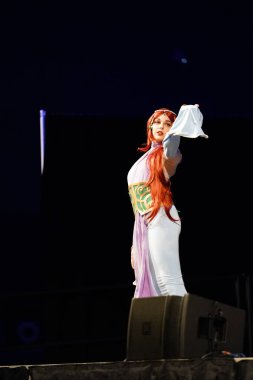 Milwaukee, Wisconsin ABD - 13 Şubat 2020: Marvel kostümleri, DC çizgi romanları, anime milwaukee maskeli balo yarışmasına katılan kadın kostümleri ve manga kostümleri.