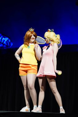 Milwaukee, Wisconsin ABD - 13 Şubat 2020: Marvel kostümleri, DC çizgi romanları, anime milwaukee maskeli balo yarışmasına katılan kadın kostümleri ve manga kostümleri.