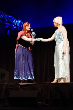 Milwaukee, Wisconsin ABD - 13 Şubat 2020: Marvel kostümleri, DC çizgi romanları, anime milwaukee maskeli balo yarışmasına katılan kadın kostümleri ve manga kostümleri.