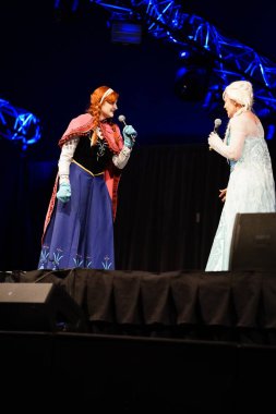 Milwaukee, Wisconsin ABD - 13 Şubat 2020: Marvel kostümleri, DC çizgi romanları, anime milwaukee maskeli balo yarışmasına katılan kadın kostümleri ve manga kostümleri.