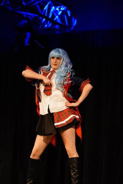 Milwaukee, Wisconsin ABD - 13 Şubat 2020: Marvel kostümleri, DC çizgi romanları, anime milwaukee maskeli balo yarışmasına katılan kadın kostümleri ve manga kostümleri.