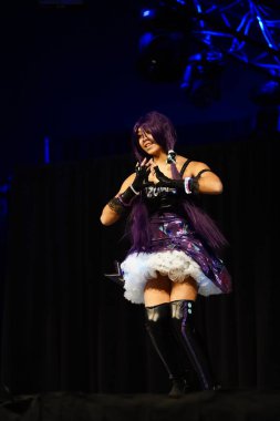 Milwaukee, Wisconsin ABD - 13 Şubat 2020: Marvel kostümleri, DC çizgi romanları, anime milwaukee maskeli balo yarışmasına katılan kadın kostümleri ve manga kostümleri.