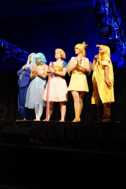 Milwaukee, Wisconsin ABD - 13 Şubat 2020: Marvel kostümleri, DC çizgi romanları, anime milwaukee maskeli balo yarışmasına katılan kadın kostümleri ve manga kostümleri.