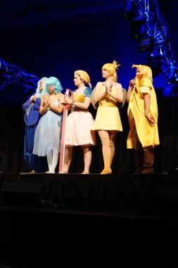 Milwaukee, Wisconsin ABD - 13 Şubat 2020: Marvel kostümleri, DC çizgi romanları, anime milwaukee maskeli balo yarışmasına katılan kadın kostümleri ve manga kostümleri.