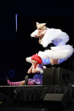 Milwaukee, Wisconsin ABD - 13 Şubat 2020: Marvel kostümleri, DC çizgi romanları, anime milwaukee maskeli balo yarışmasına katılan kadın kostümleri ve manga kostümleri.