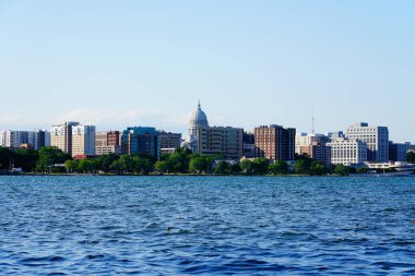 Madison, Wisconsin Capitol ve Olin Park 'taki şehir binalarının manzara fotoğrafları.