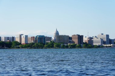 Madison, Wisconsin Capitol ve Olin Park 'taki şehir binalarının manzara fotoğrafları.